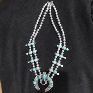 Fashion jewelry necklace silver and turquoise
